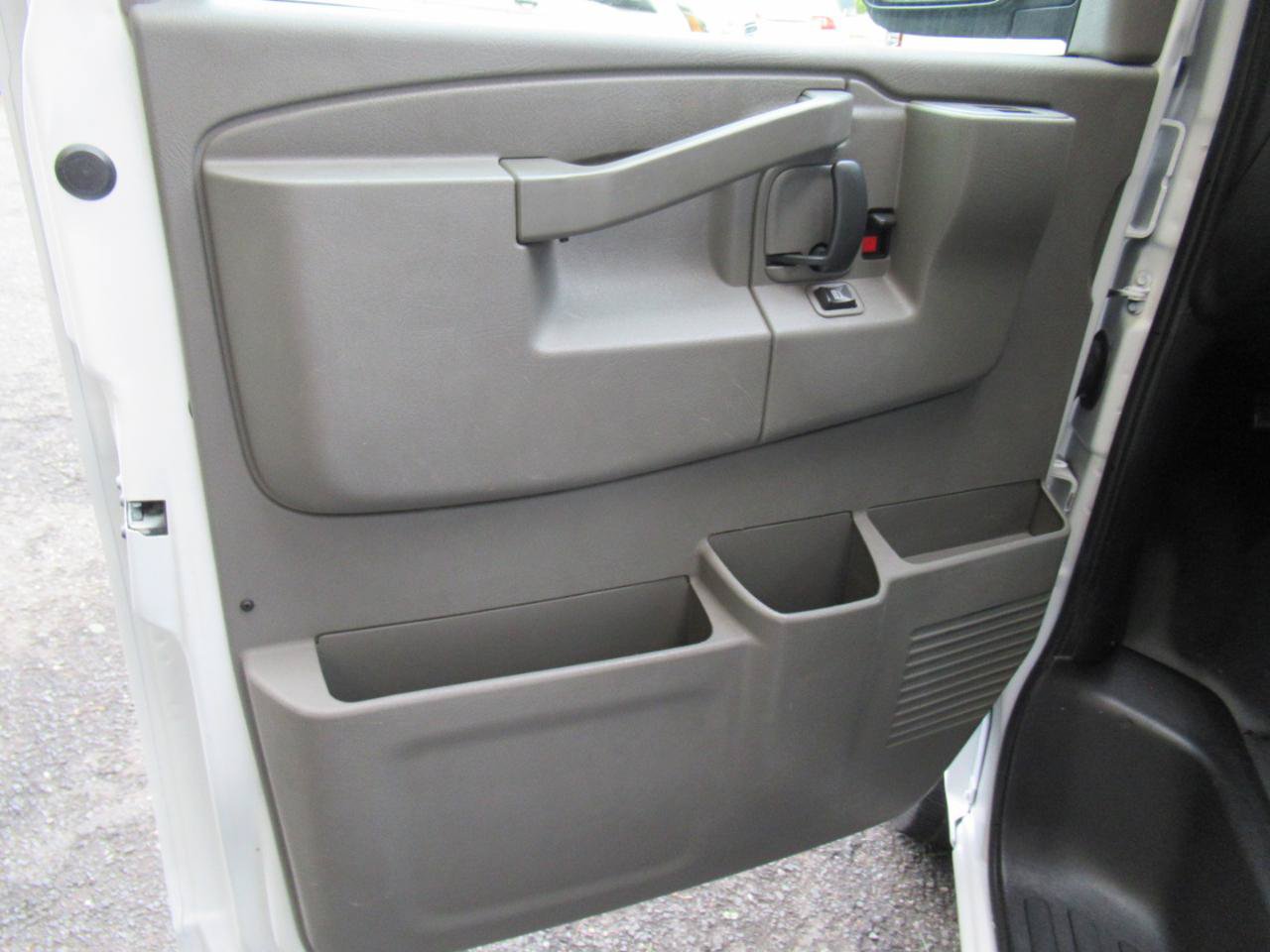 Used 2017 Chevrolet Express 2500 RWD image 19