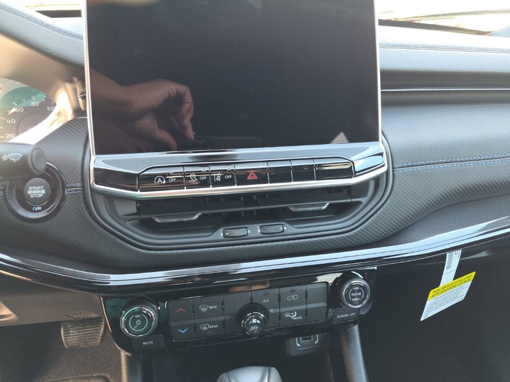 New 2026 Jeep Compass Latitude image 12