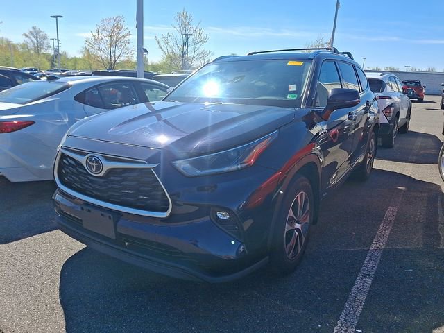 Used 2021 Toyota Highlander XLE image 2