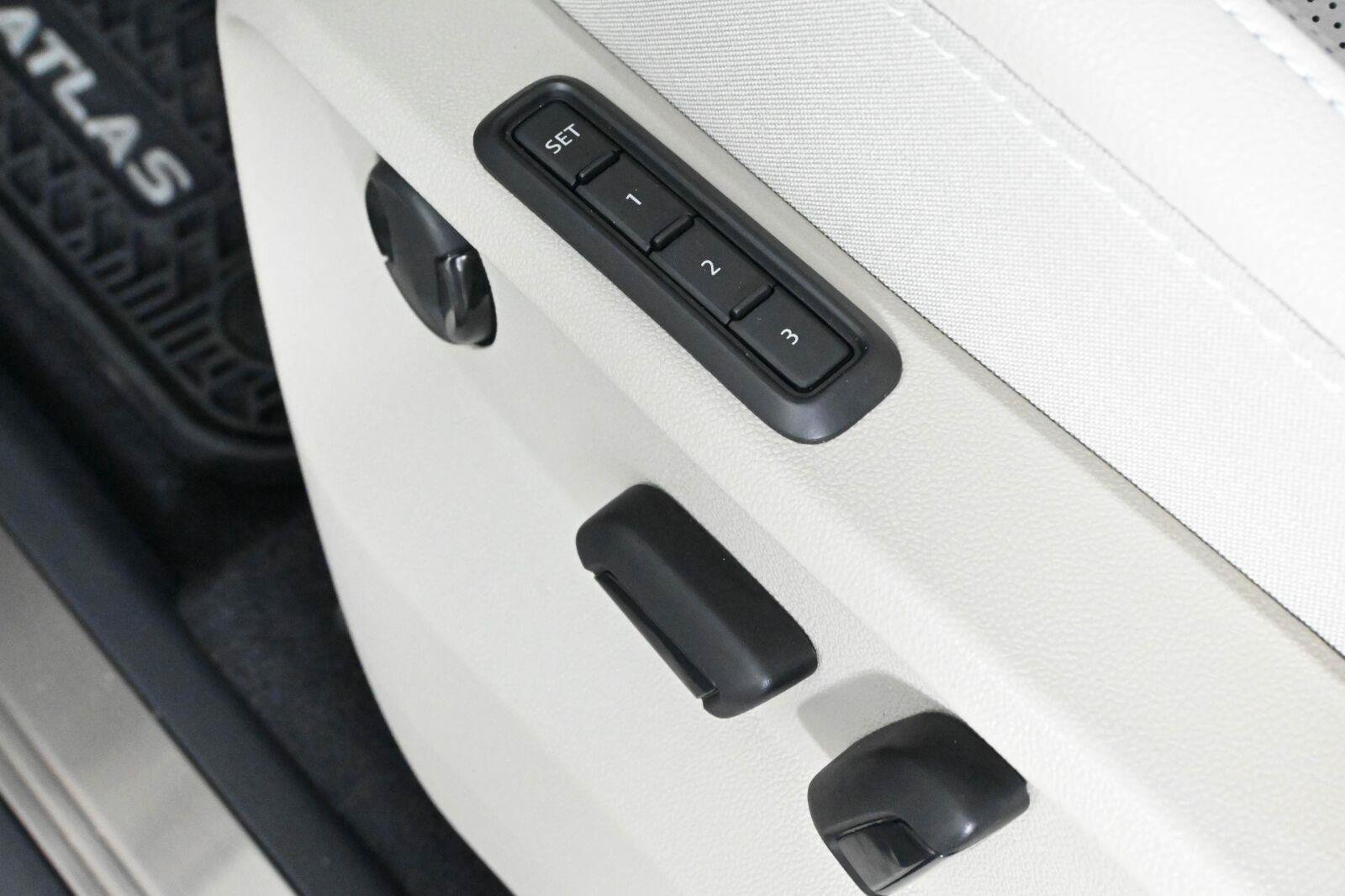Certified 2025 Volkswagen Atlas SEL AWD/4WD image 22