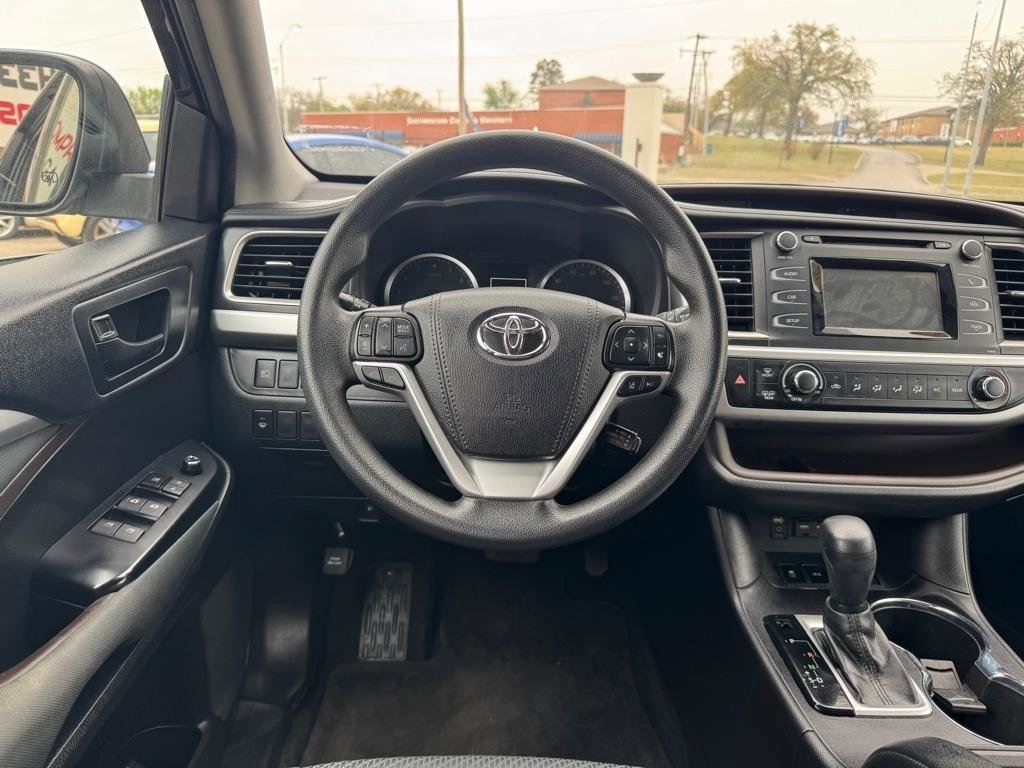 Used 2019 Toyota Highlander LE FWD image 17