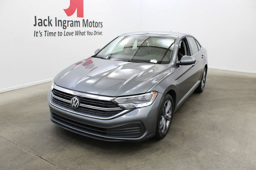 Used 2024 Volkswagen Jetta SE FWD image 2