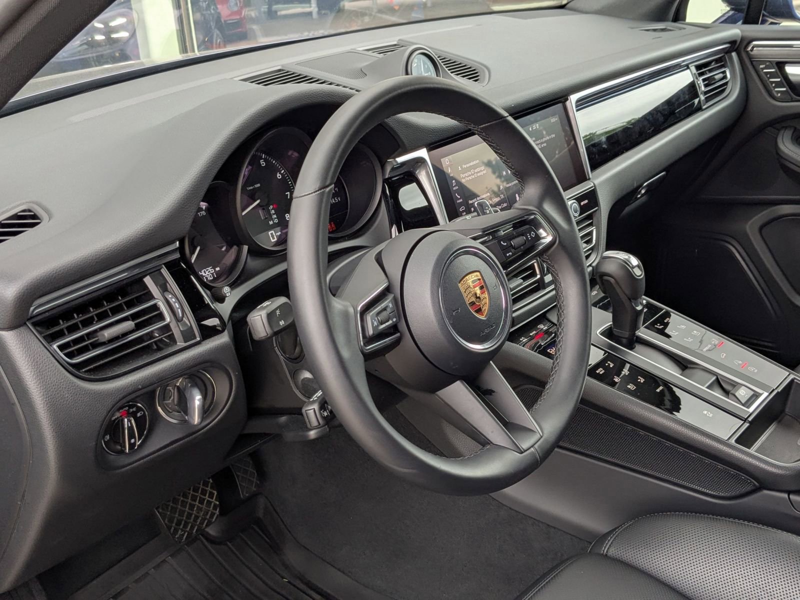 Certified 2026 Porsche Macan AWD/4WD image 4