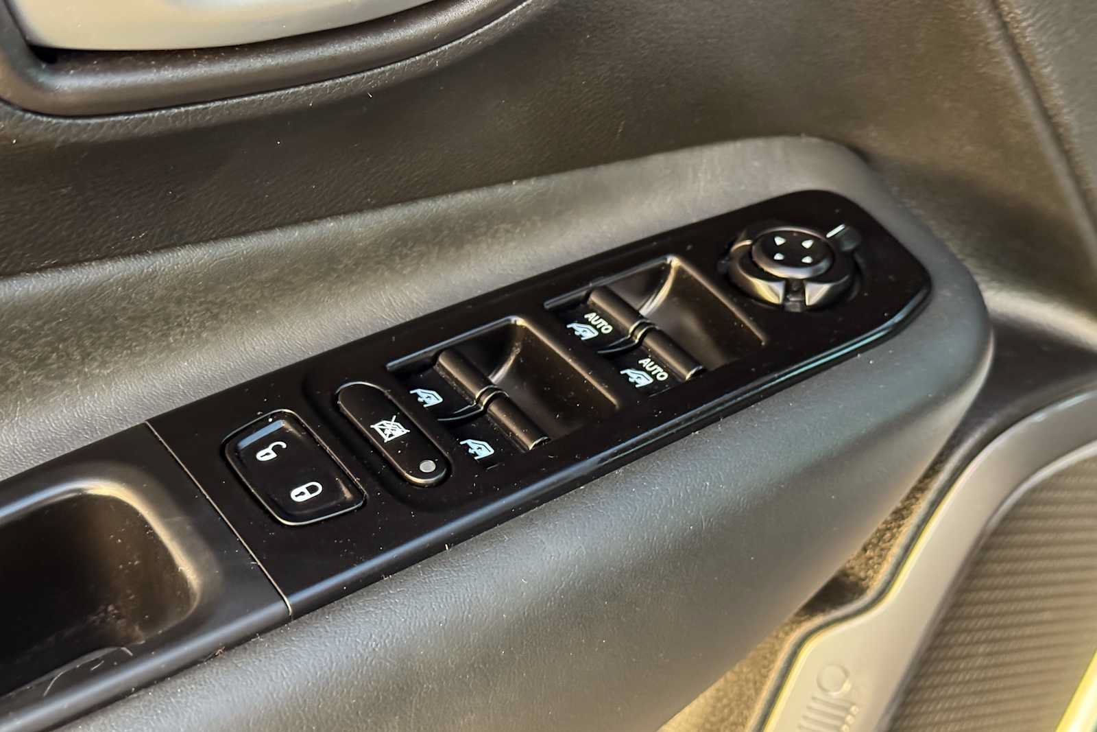 Used 2023 Jeep Renegade Latitude AWD/4WD image 13
