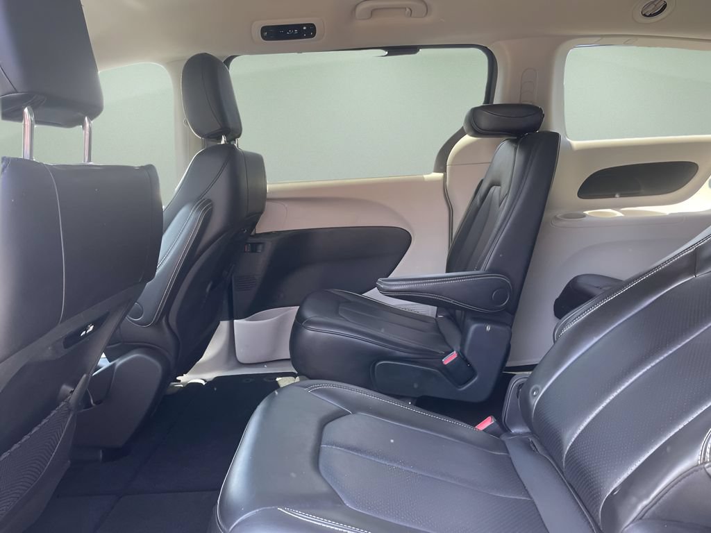Used 2023 Chrysler Pacifica Touring-L FWD image 11