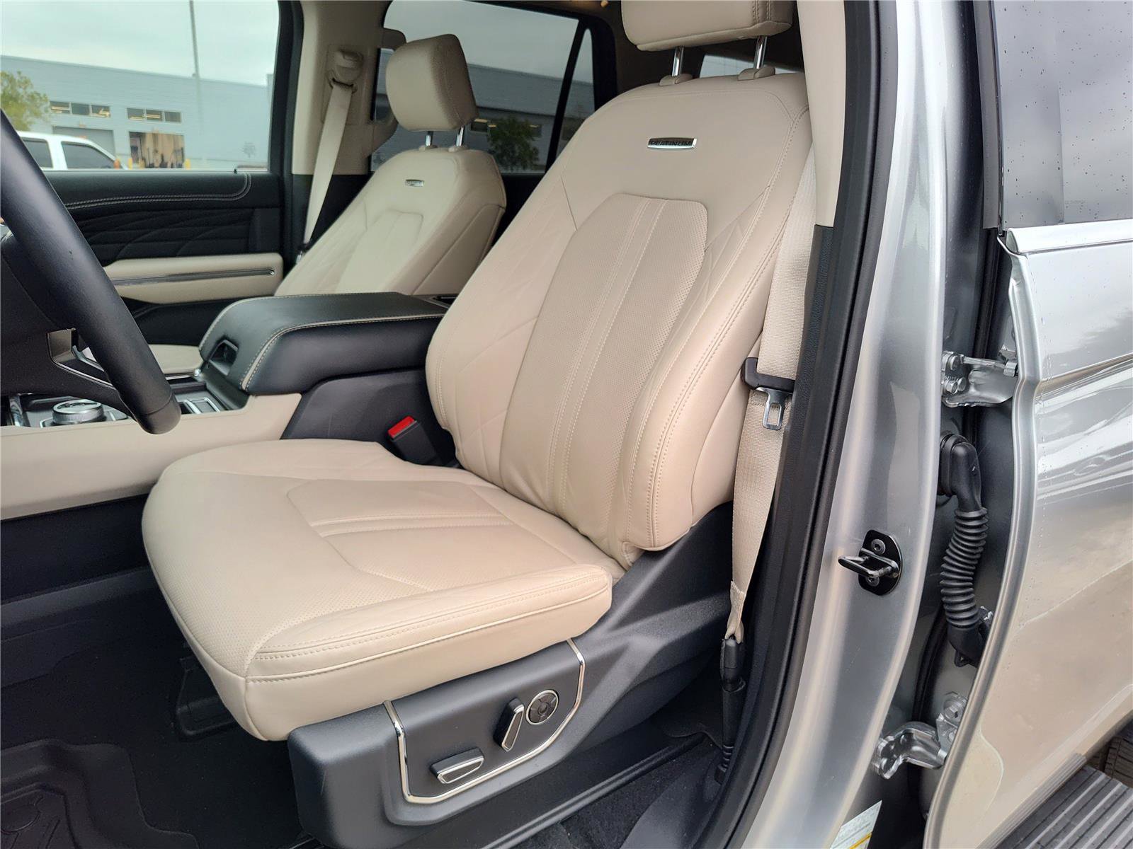 Used 2024 Ford Expedition Platinum image 19