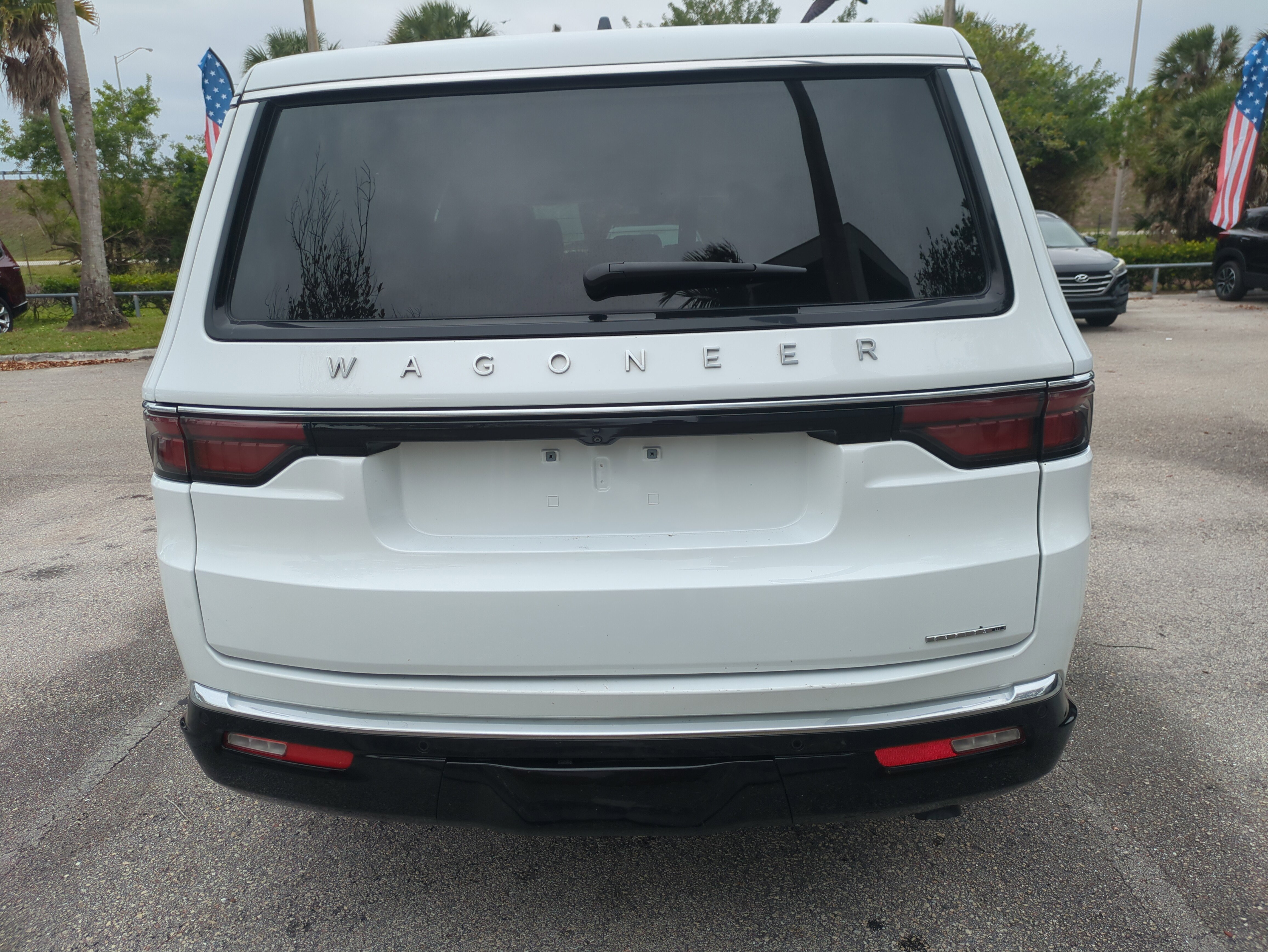 Certified 2024 Jeep Wagoneer L Series III w/ Flexible Seating Group image 6