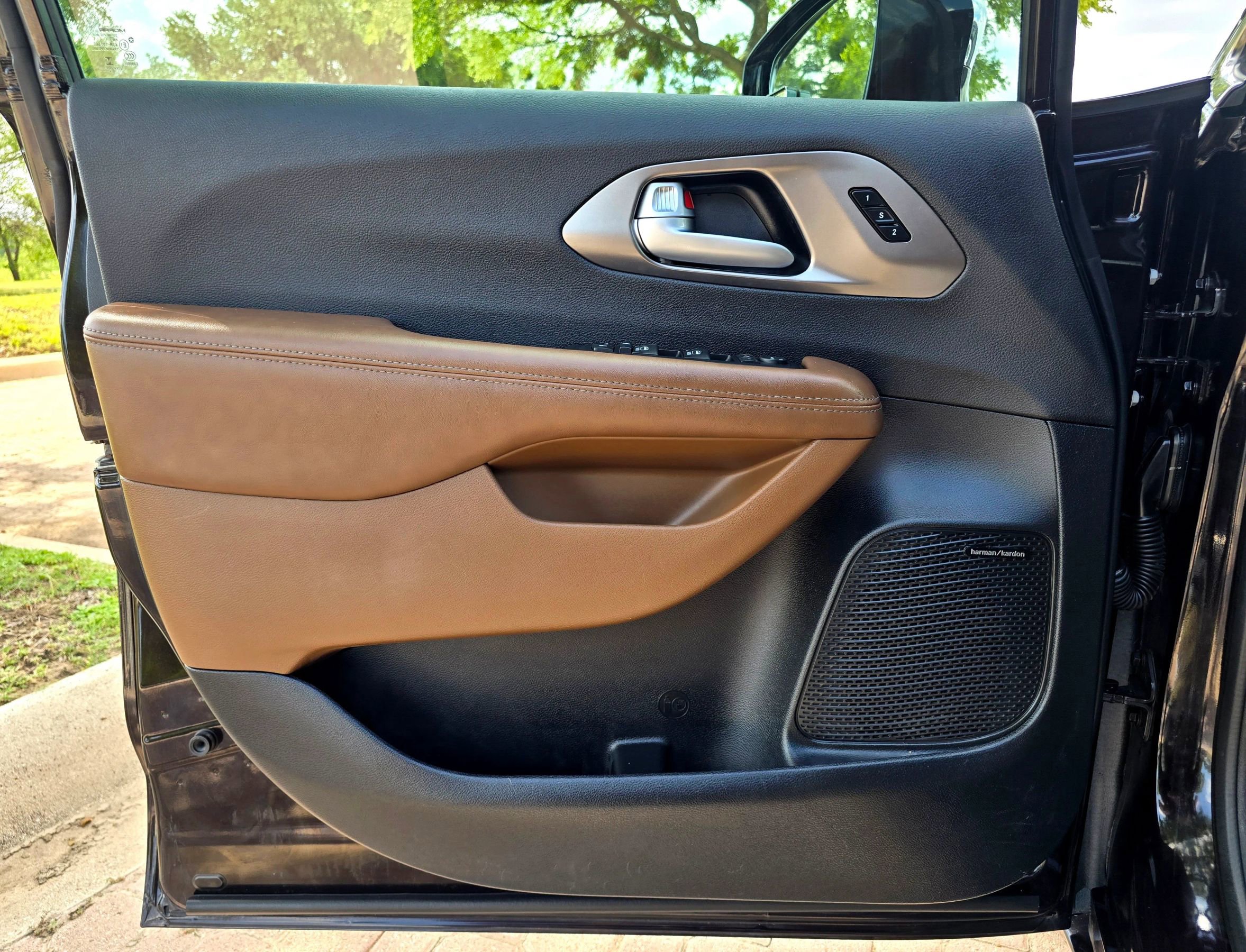 Used 2017 Chrysler Pacifica Limited FWD image 19