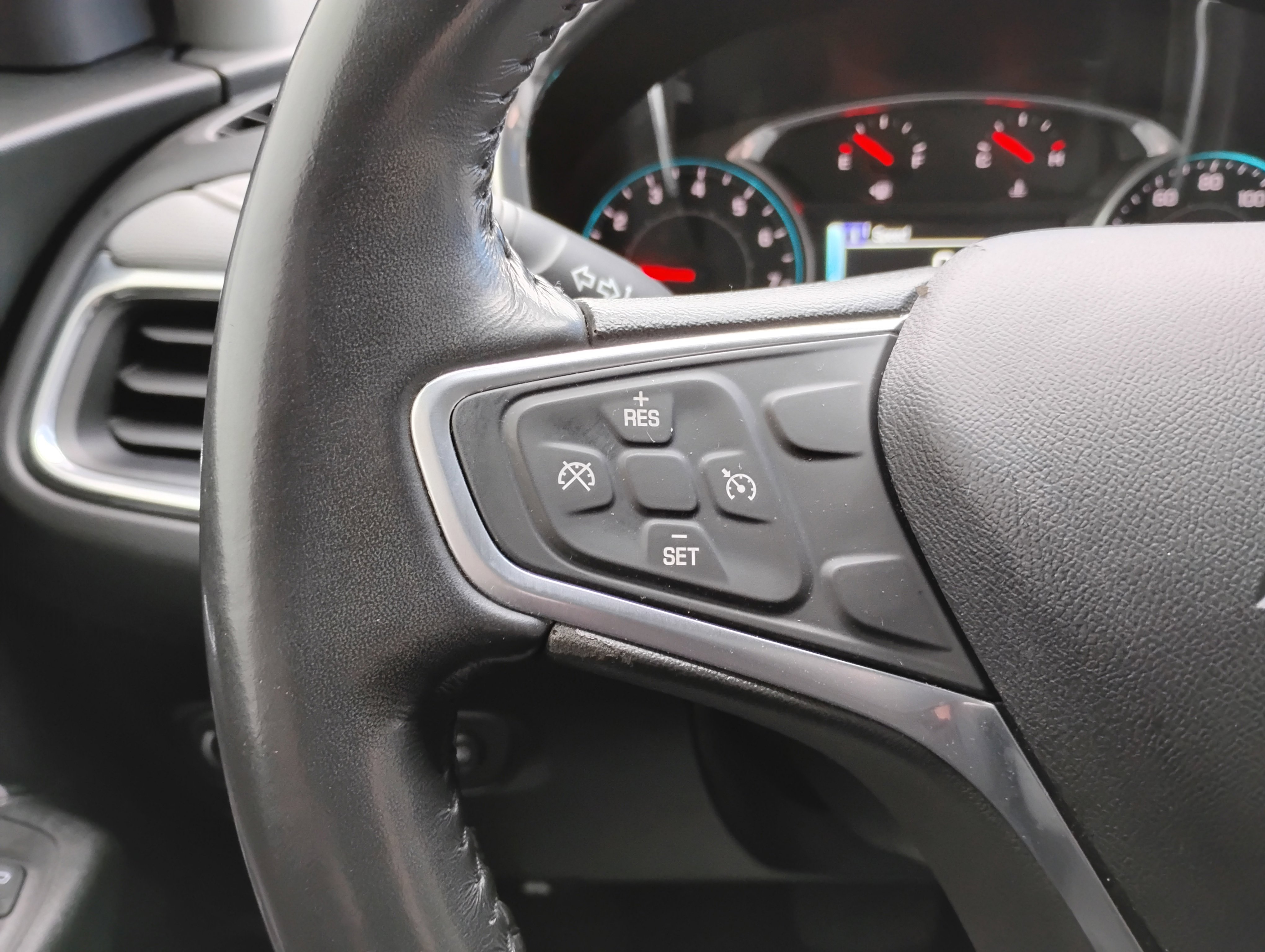 Used 2018 Chevrolet Equinox Premier image 9