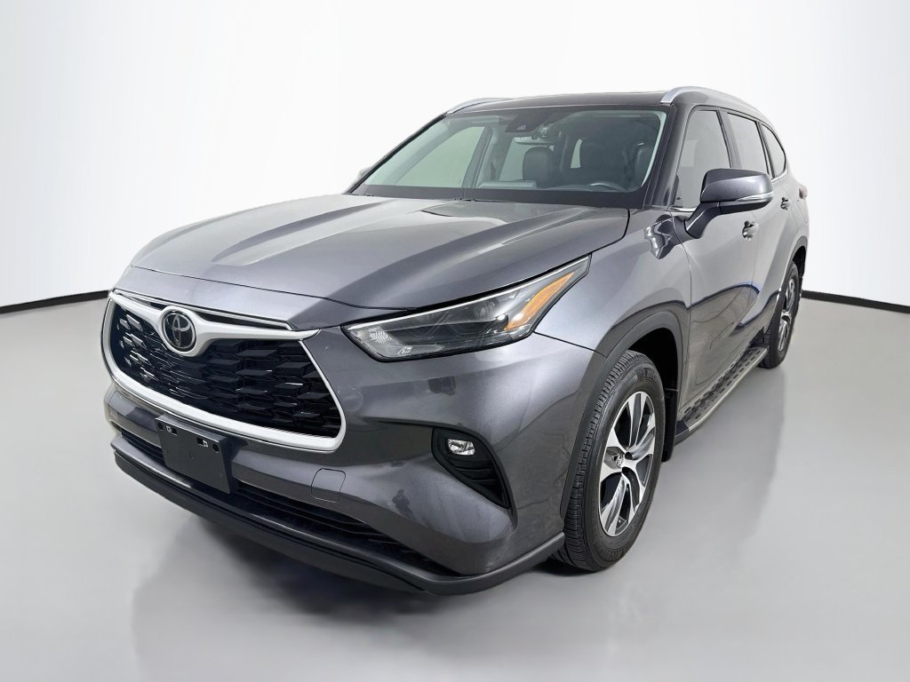 Used 2024 Toyota Highlander XLE FWD image 3