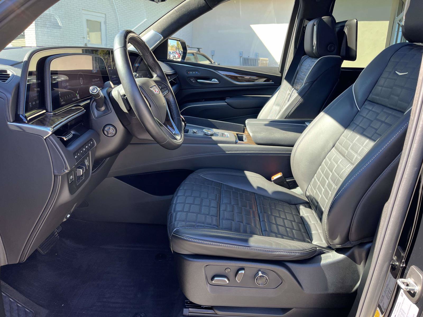 Used 2023 Cadillac Escalade ESV Sport Platinum w/ LPO, ONYX Package AWD/4WD image 16