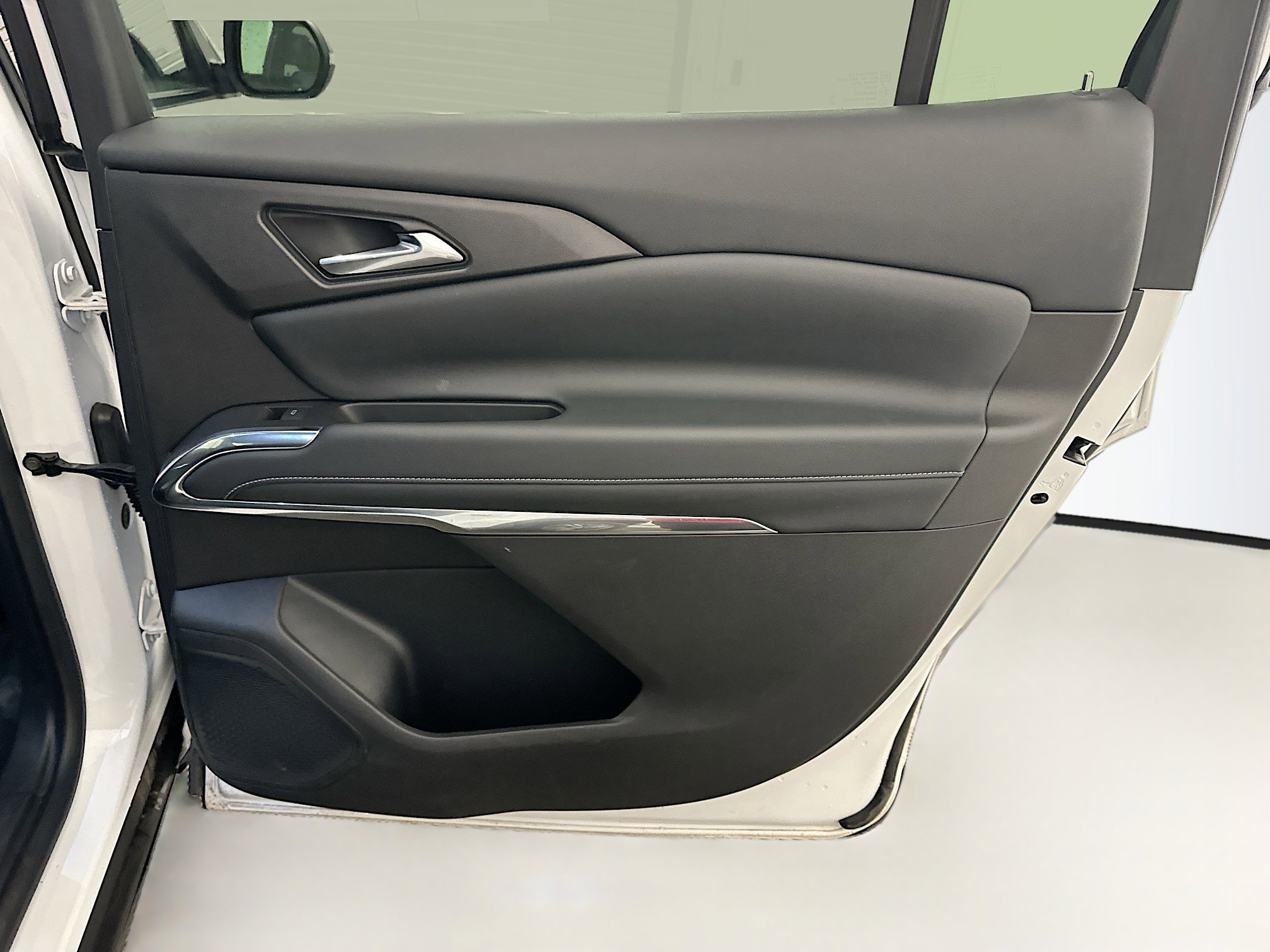 Used 2025 Chevrolet Traverse LT image 33