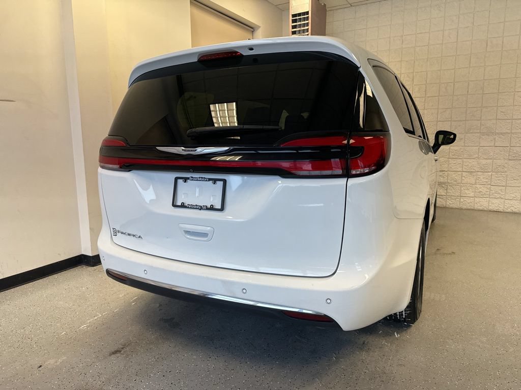 Used 2023 Chrysler Pacifica Touring-L FWD image 46