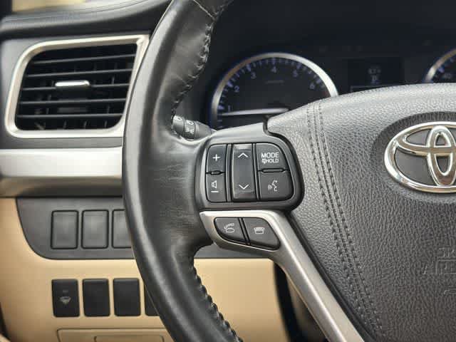 Used 2015 Toyota Highlander XLE AWD/4WD image 9