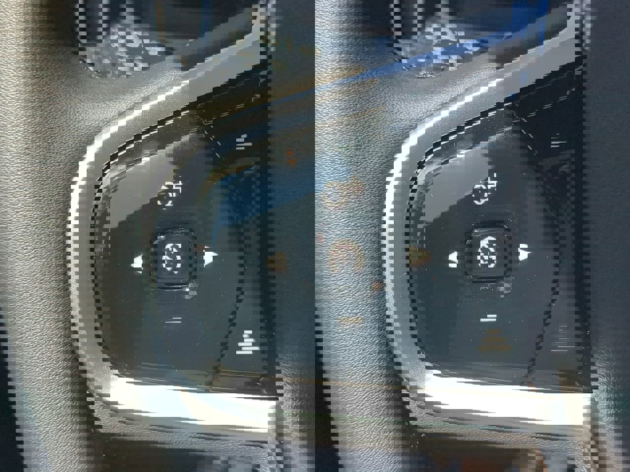 New 2025 Volvo V60 B5 Cross Country Ultra w/ Protection Package Premier image 25