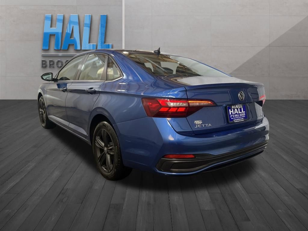 Certified 2022 Volkswagen Jetta SE image 4
