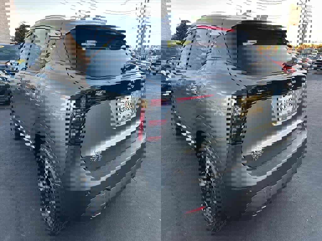 Used 2025 Nissan Kicks SR image 5