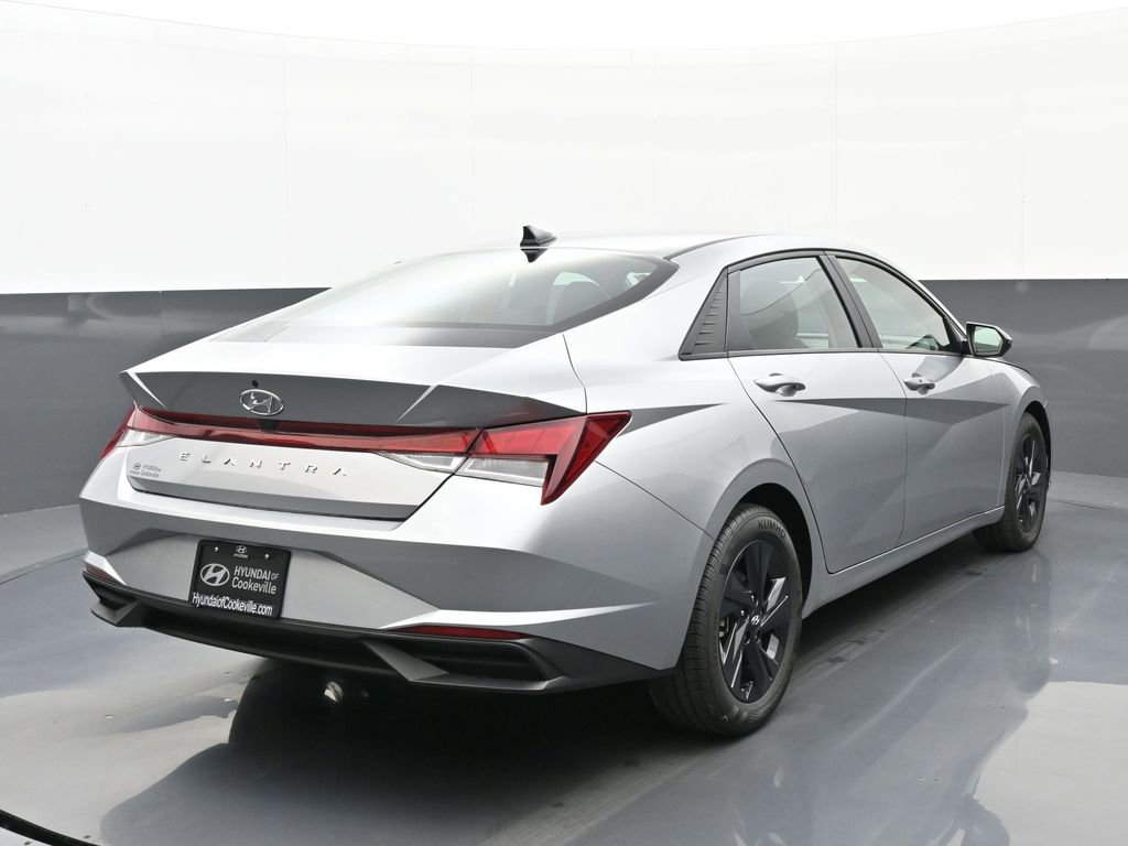 Used 2023 Hyundai Elantra SEL w/ Preferred Accessory Package FWD image 3