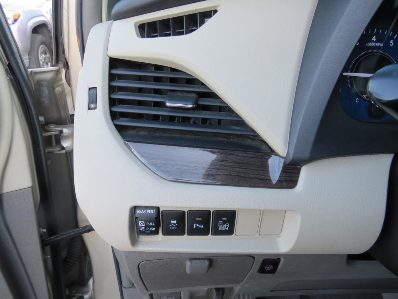 Used 2015 Toyota Sienna XLE w/ XLE Navigation Package FWD image 12