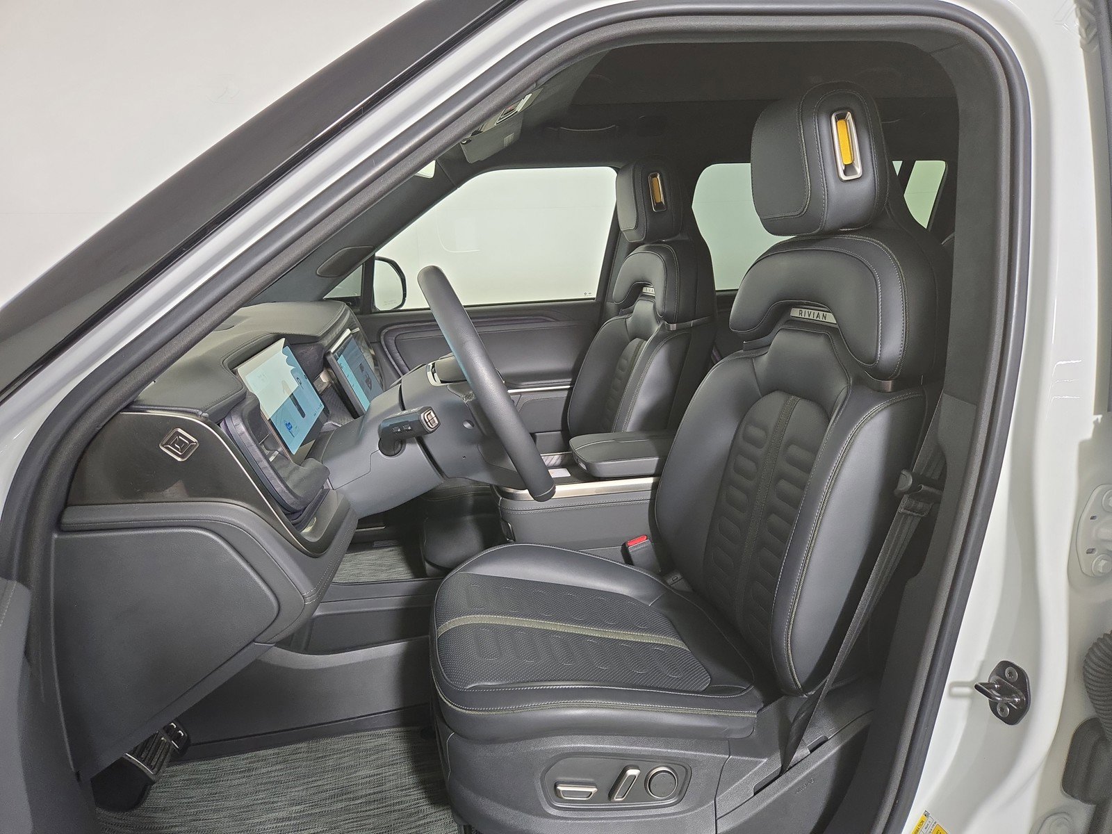 Used 2024 Rivian R1S Adventure AWD/4WD image 20