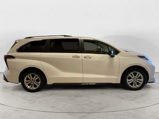 Used 2022 Toyota Sienna XSE w/ XSE Plus Package image 6