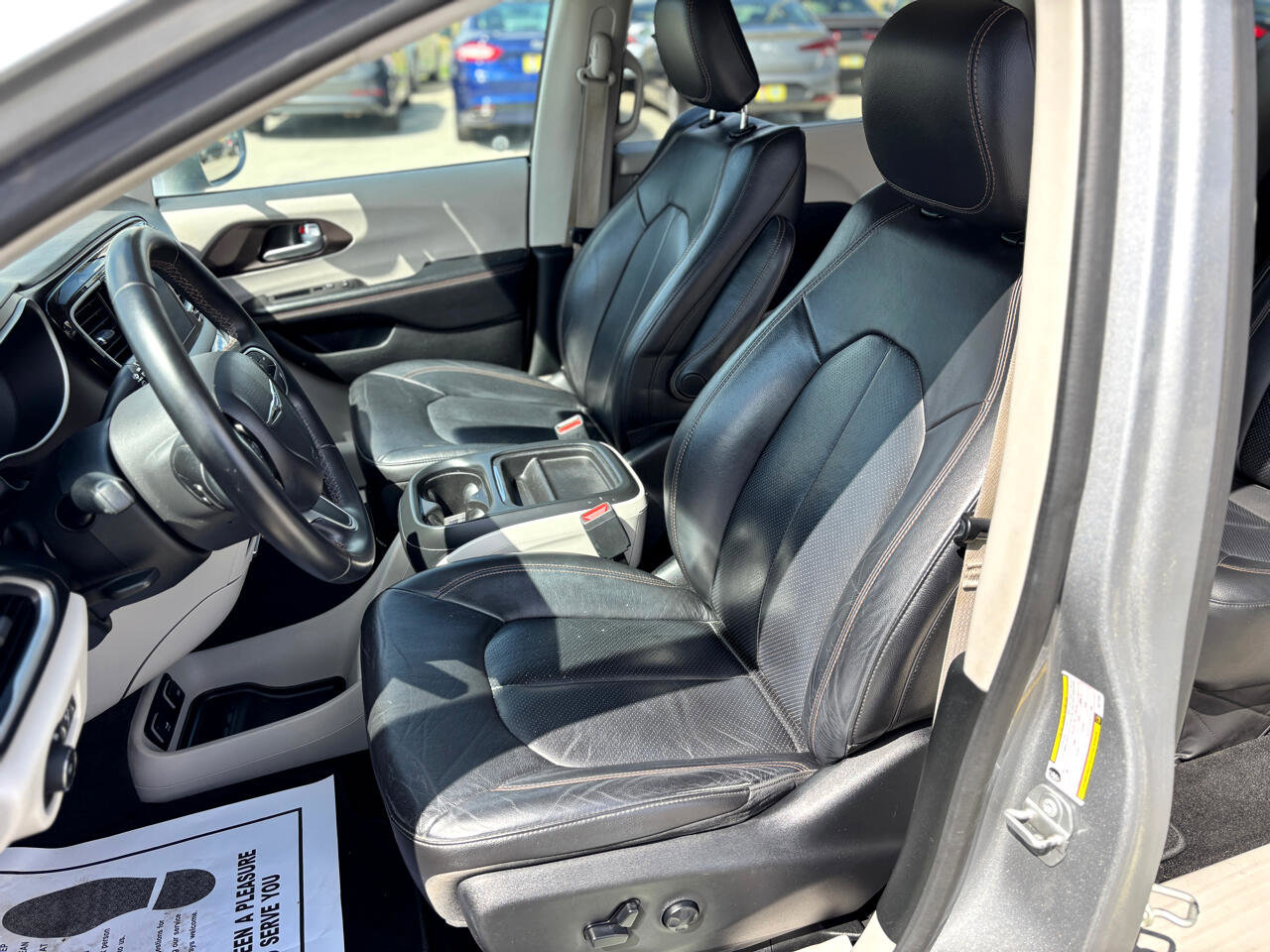Used 2018 Chrysler Pacifica Touring-L image 17