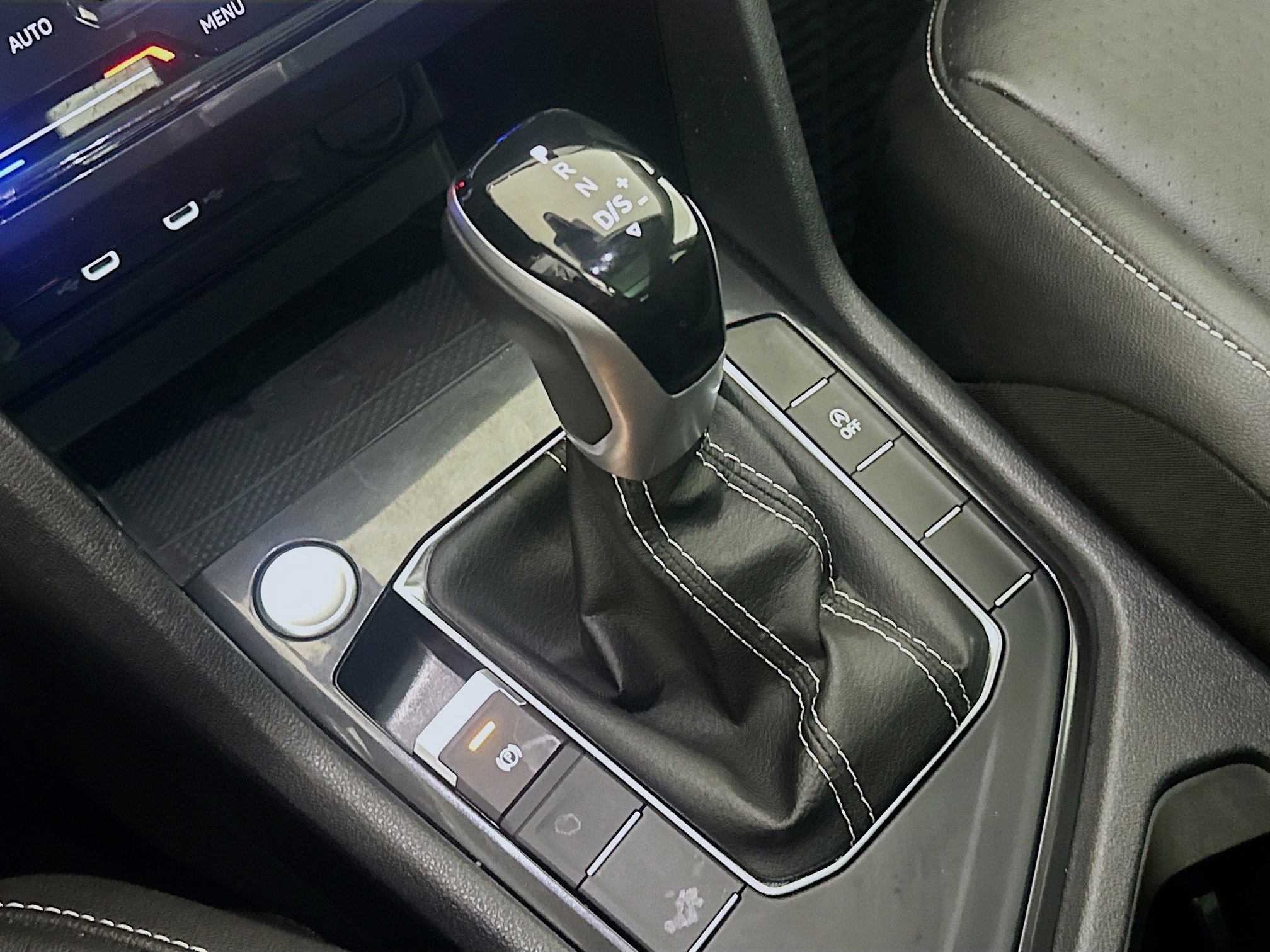 Used 2022 Volkswagen Tiguan SE w/ Panoramic Sunroof Package image 24