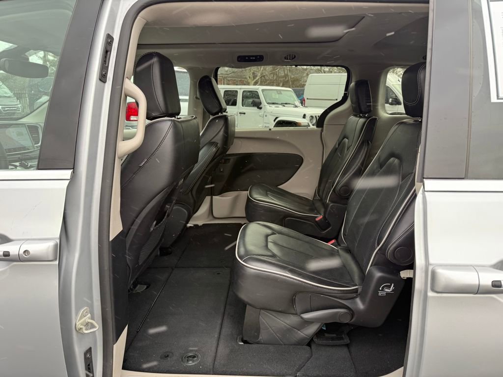 Used 2024 Chrysler Pacifica Limited image 15