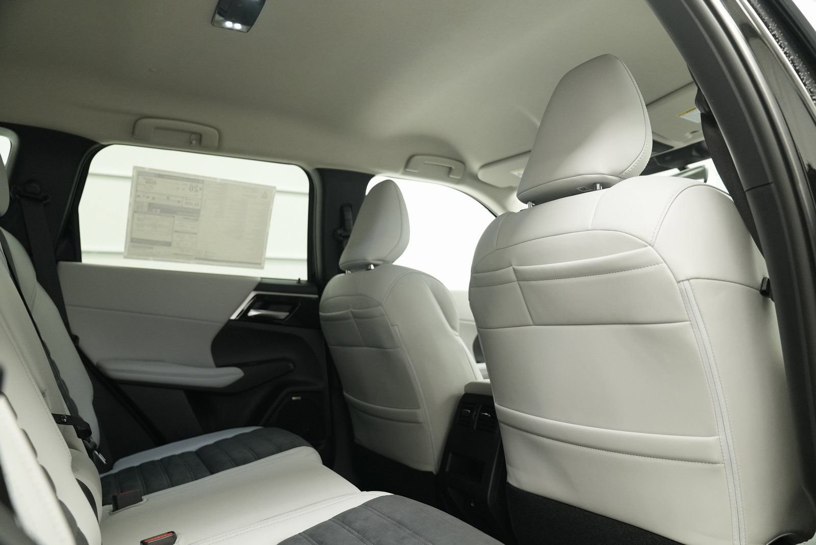 Used 2025 Mitsubishi Outlander SE image 34