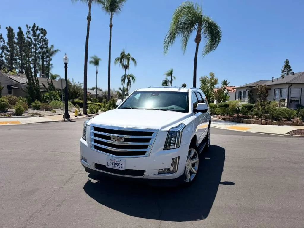 Used 2020 Cadillac Escalade Luxury RWD image 2