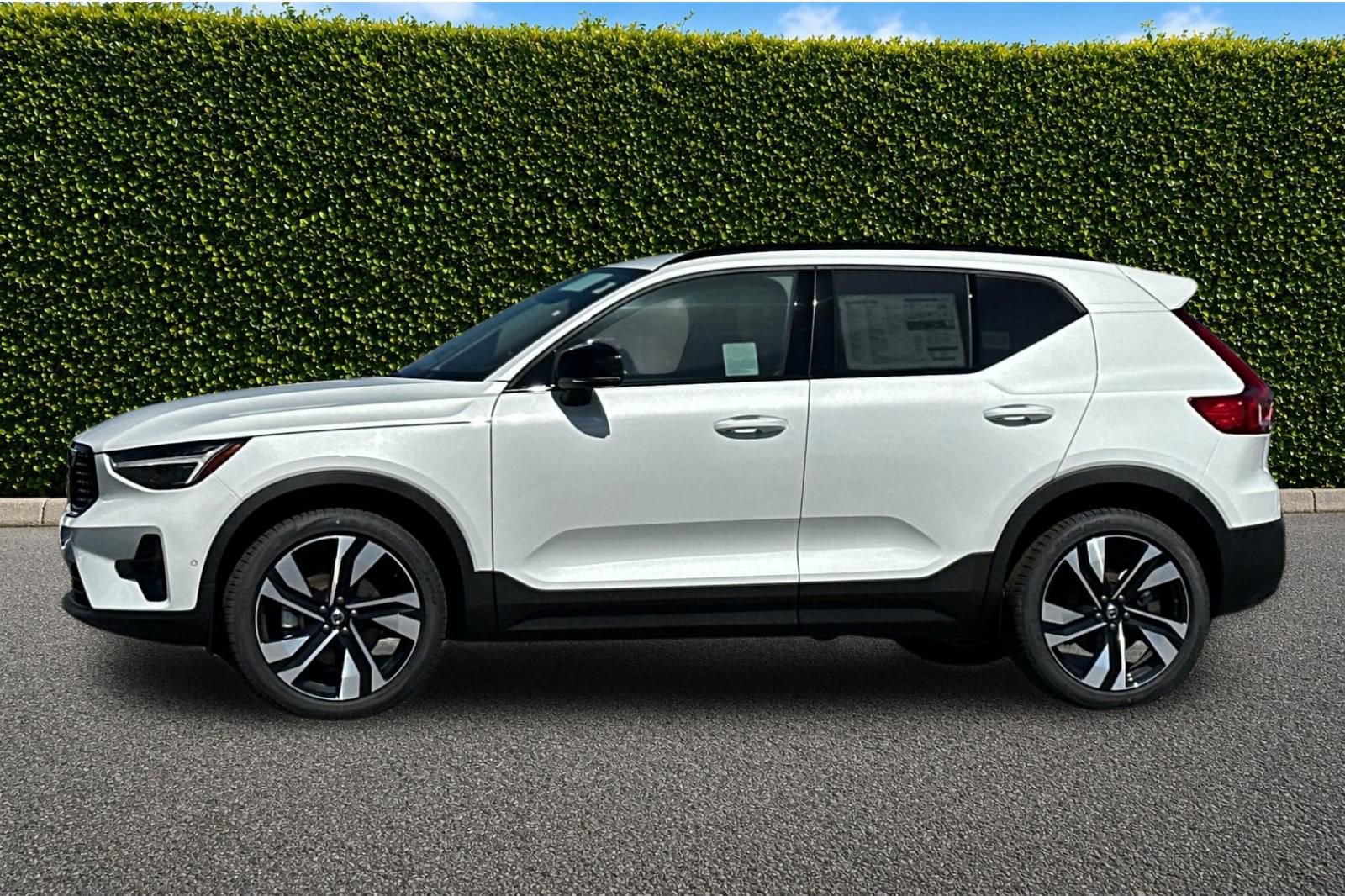 New 2026 Volvo XC40 B4 Plus w/ Climate Package FWD image 3