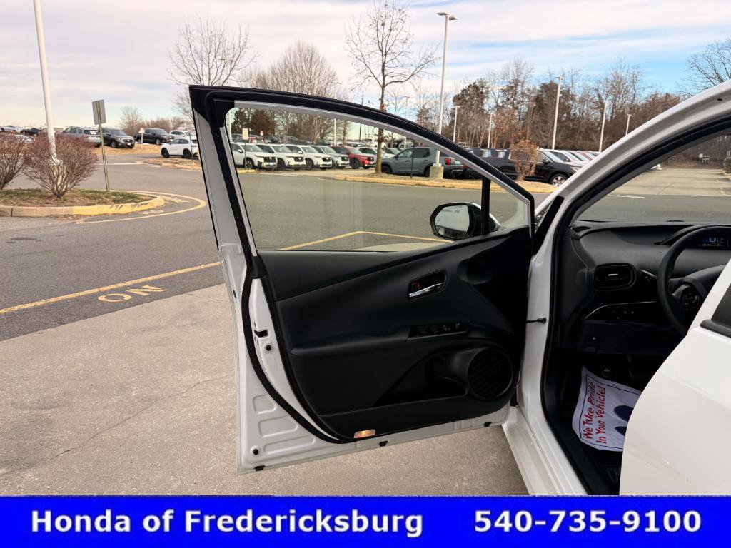 Used 2019 Toyota Prius LE w/ Carpet Mat Package image 15