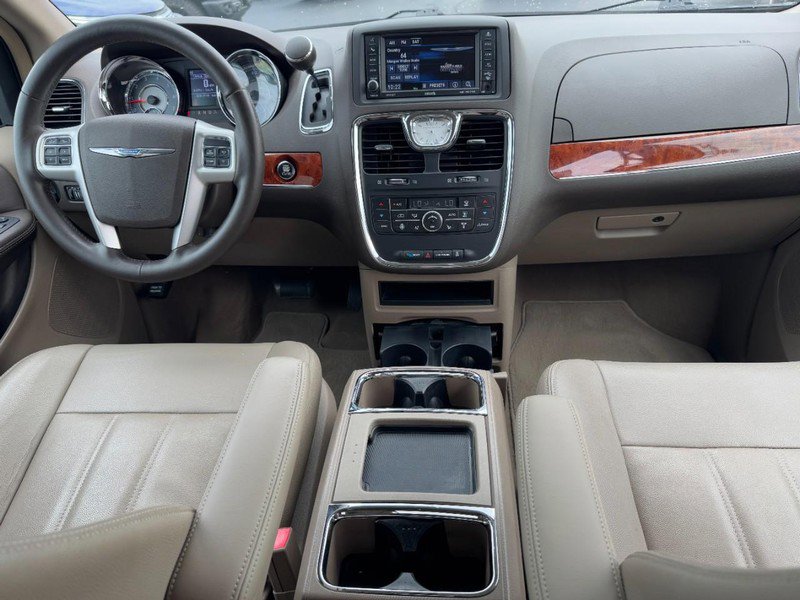Used 2015 Chrysler Town & Country Touring w/ Driver Convenience Group image 13