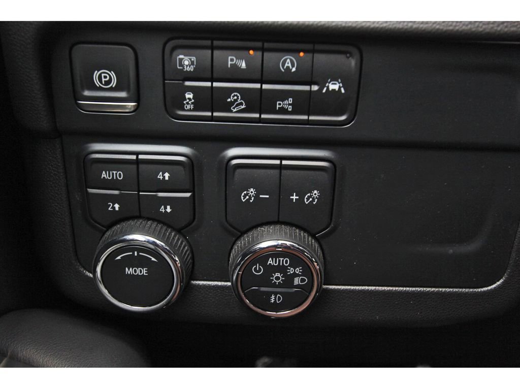 Used 2025 Chevrolet Suburban Z71 AWD/4WD image 20