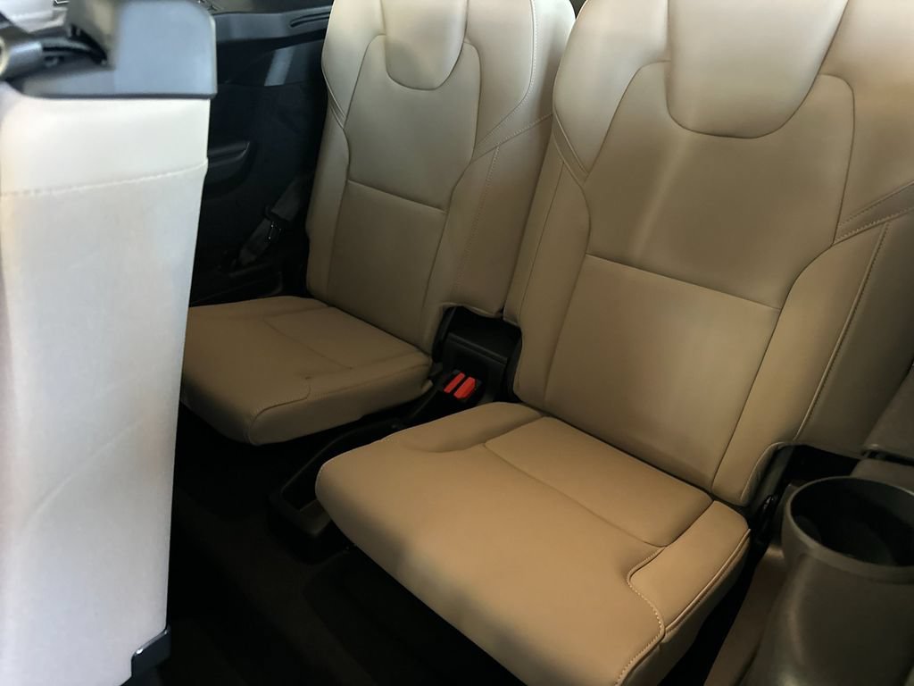 New 2026 Volvo XC90 T8 Plus w/ Protection Package Premier AWD/4WD image 14