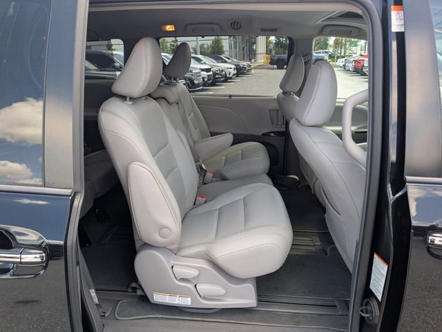 Used 2019 Toyota Sienna XLE w/ XLE Navigation Package FWD image 17