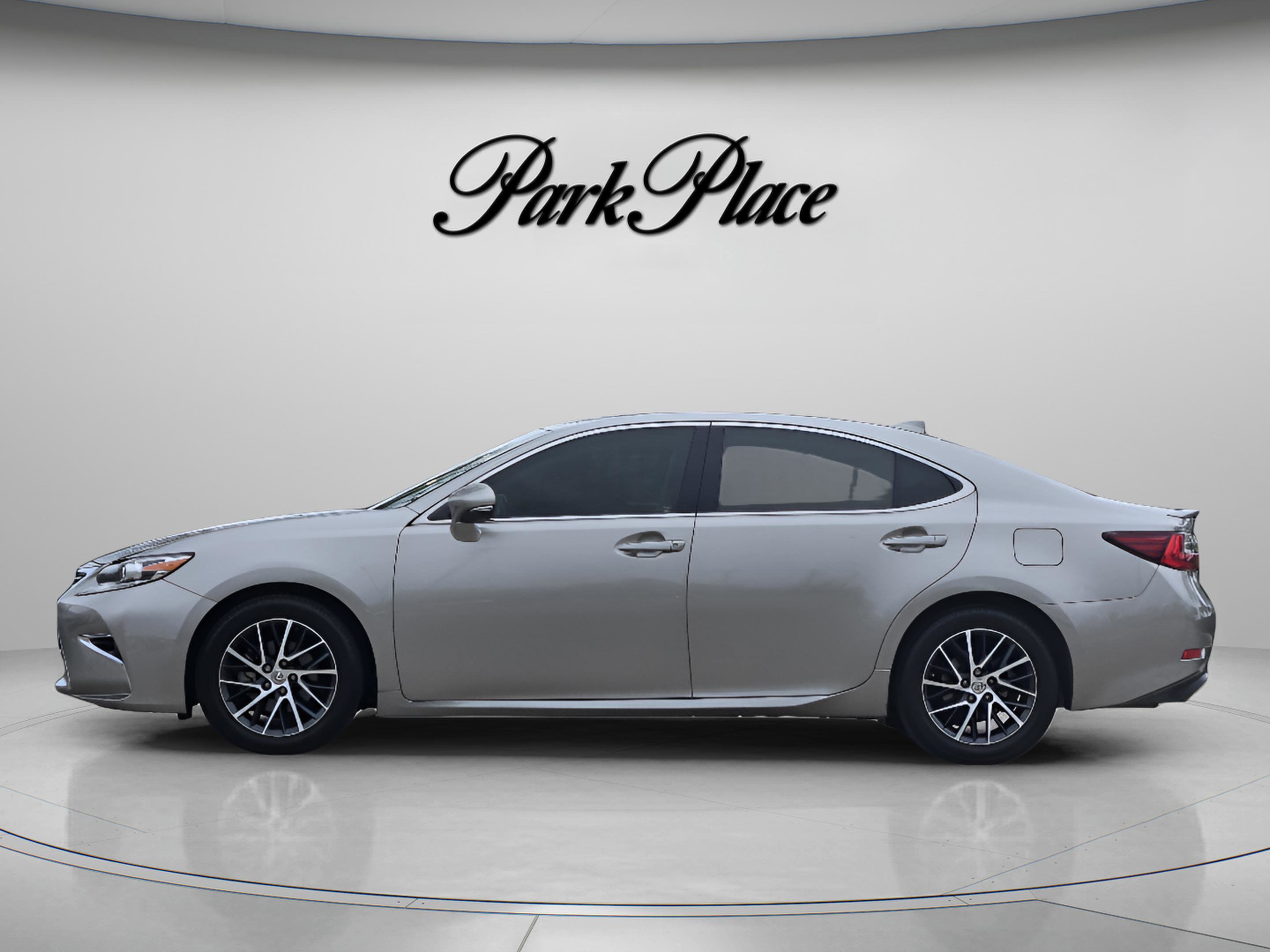 Used 2017 Lexus ES 350 w/ Luxury Package FWD image 2
