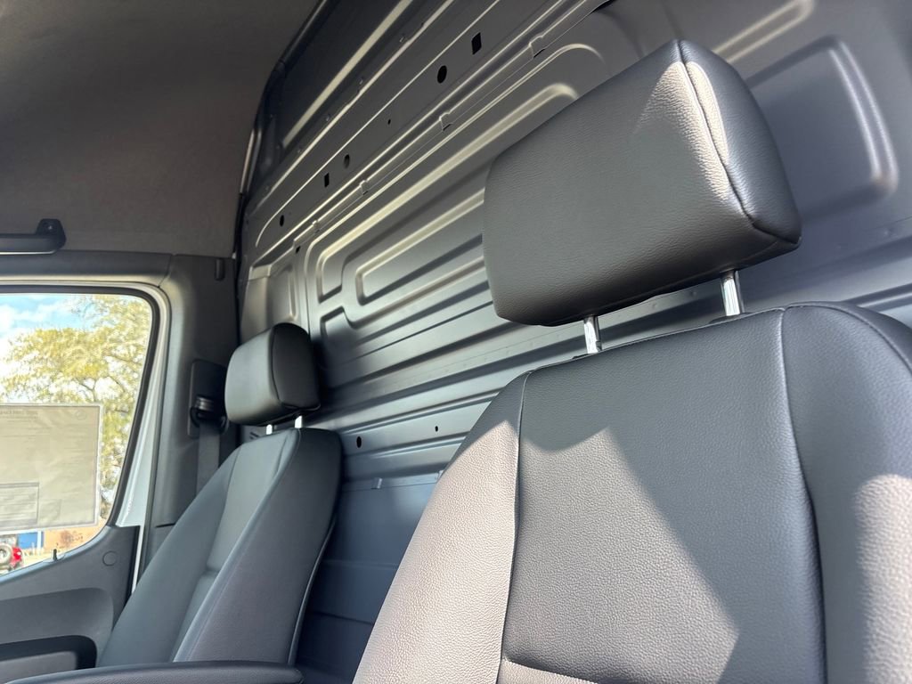 Used 2025 Mercedes-Benz Sprinter 2500 image 9