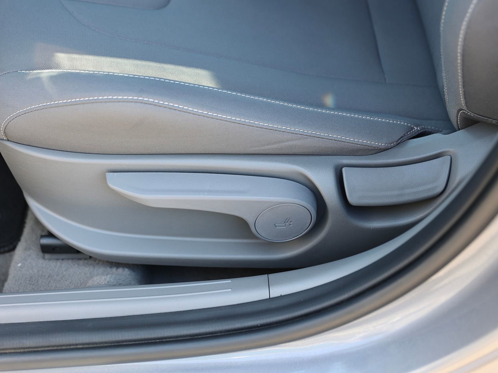 Used 2025 Hyundai Elantra SEL FWD image 15