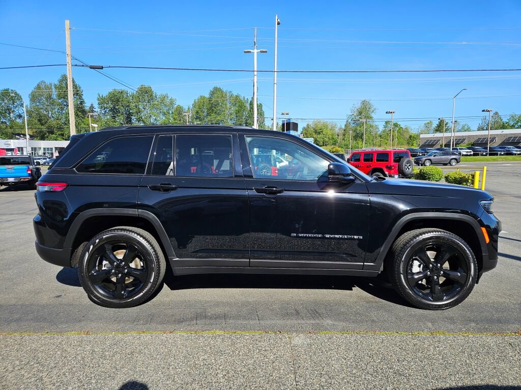 Used 2024 Jeep Grand Cherokee Limited w/ Black Appearance Package AWD/4WD image 6