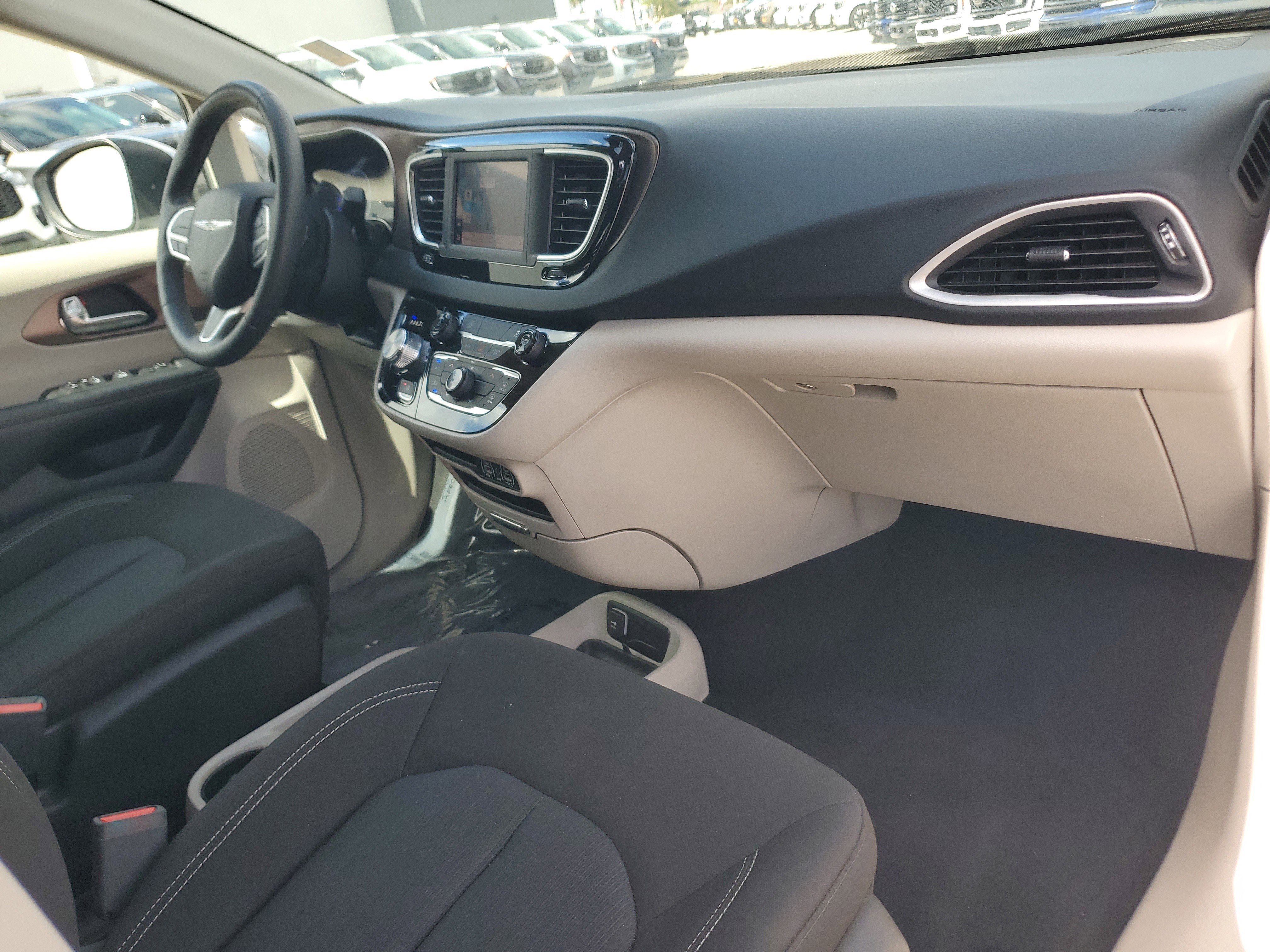 Used 2023 Chrysler Voyager LX image 20