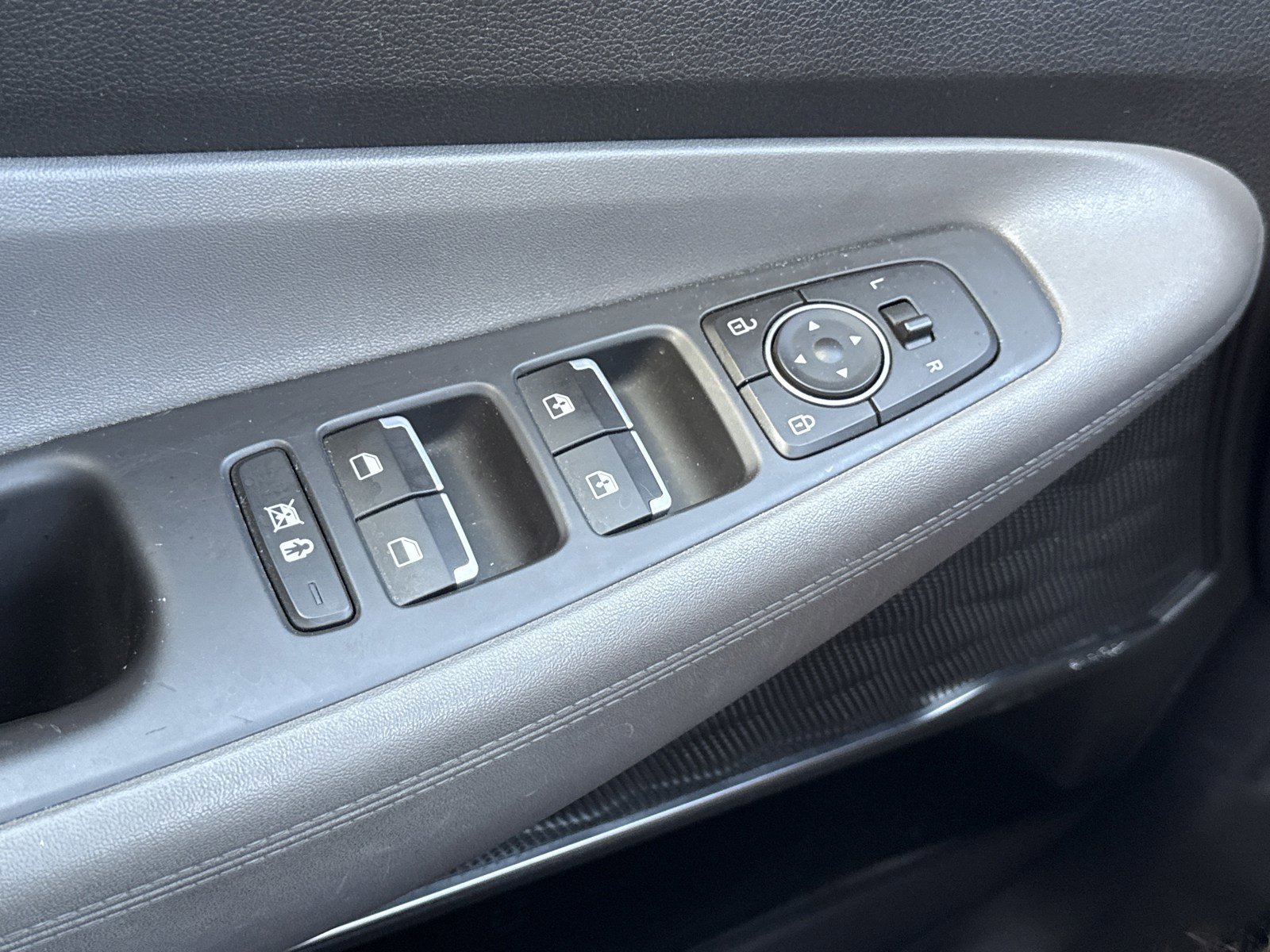 Used 2020 Hyundai Santa Fe SEL w/ Convenience Package image 16