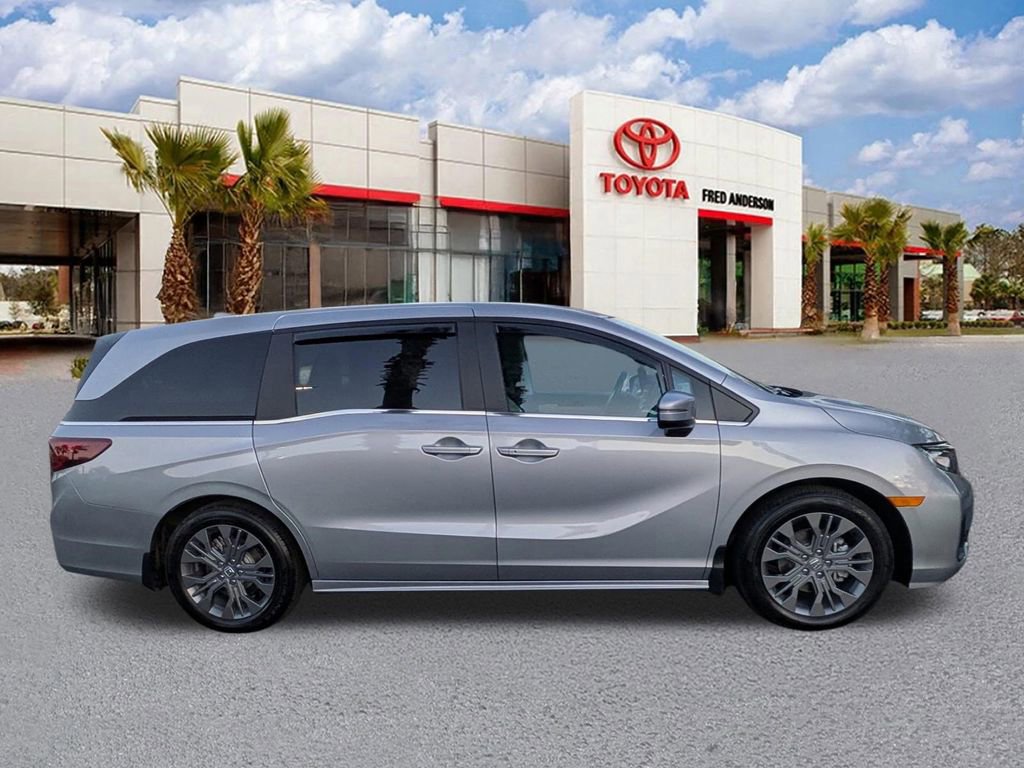 Used 2025 Honda Odyssey Touring image 3