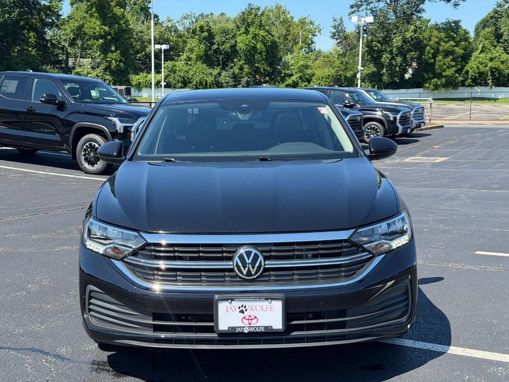 Used 2023 Volkswagen Jetta SE FWD image 9