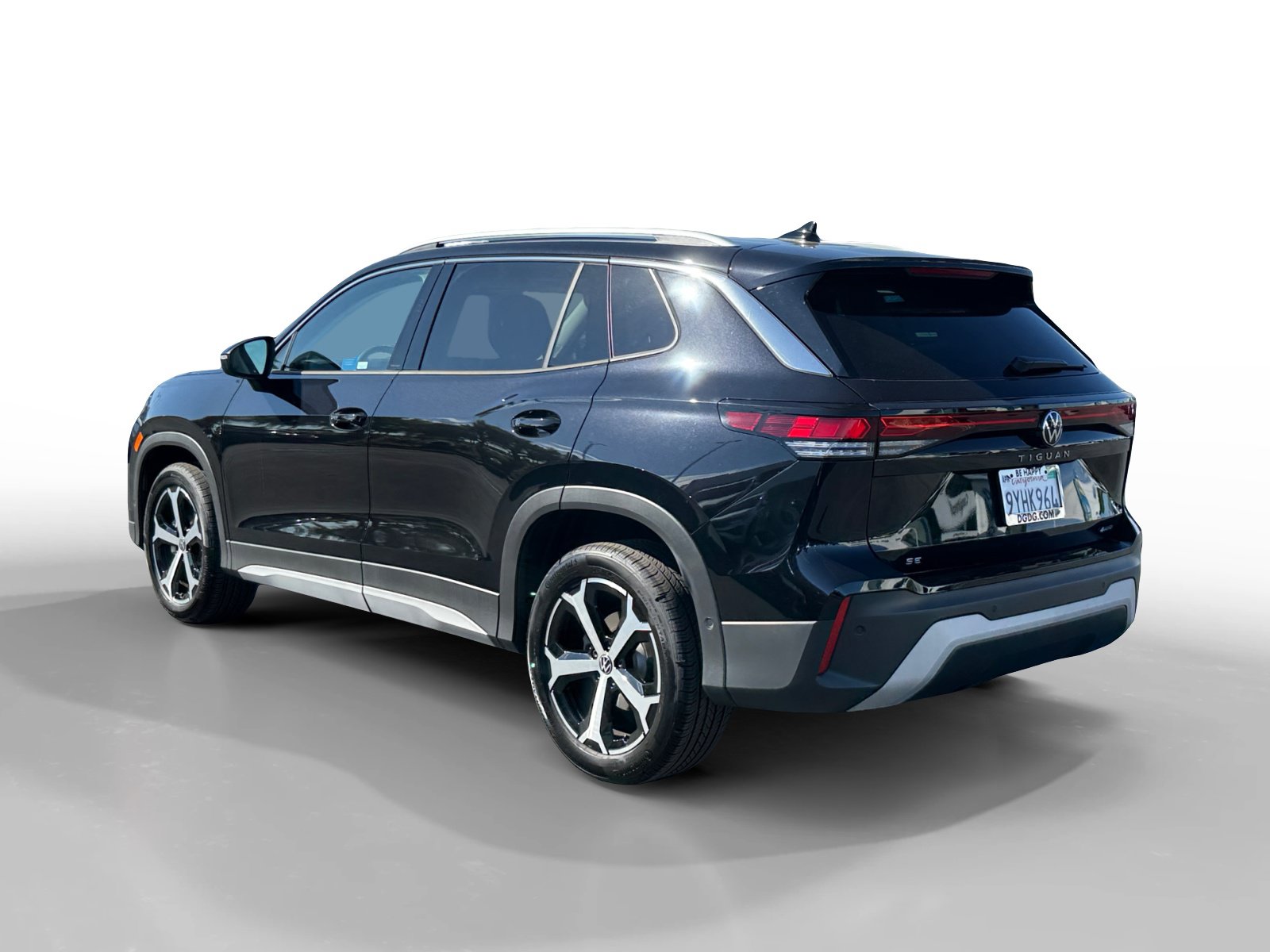 Certified 2025 Volkswagen Tiguan SE AWD/4WD image 3
