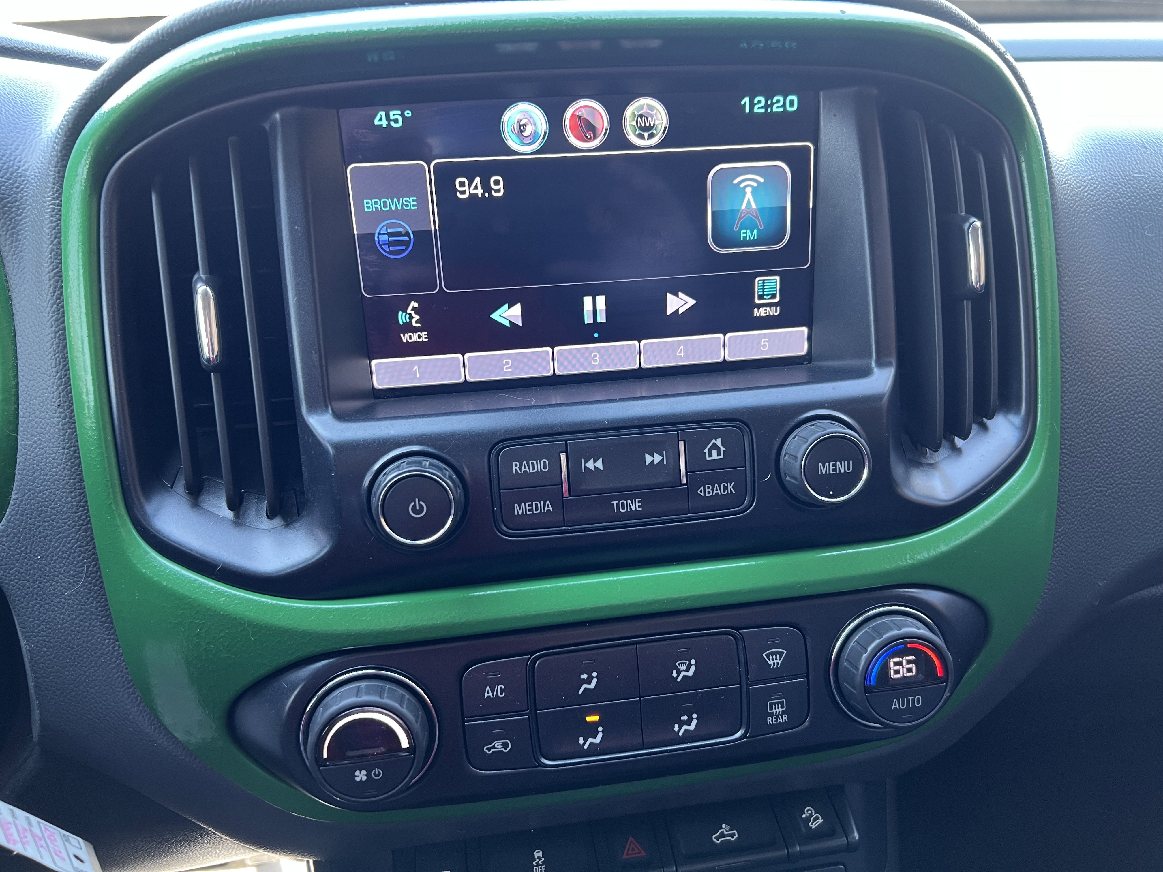 Used 2015 Chevrolet Colorado Z71 AWD/4WD image 32