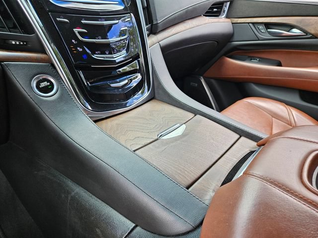 Used 2018 Cadillac Escalade Premium Luxury w/ LPO, Radiant Package AWD/4WD image 23