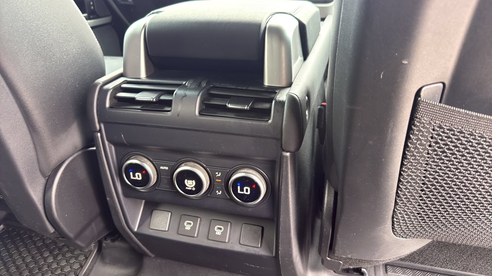Used 2024 Land Rover Defender 130 X-Dynamic SE AWD/4WD image 27