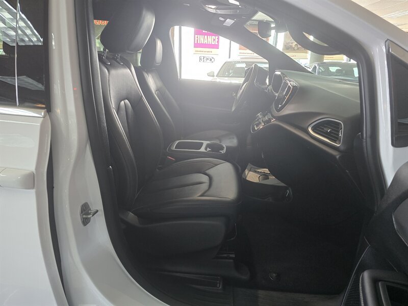 Used 2025 Chrysler Pacifica Select FWD image 15