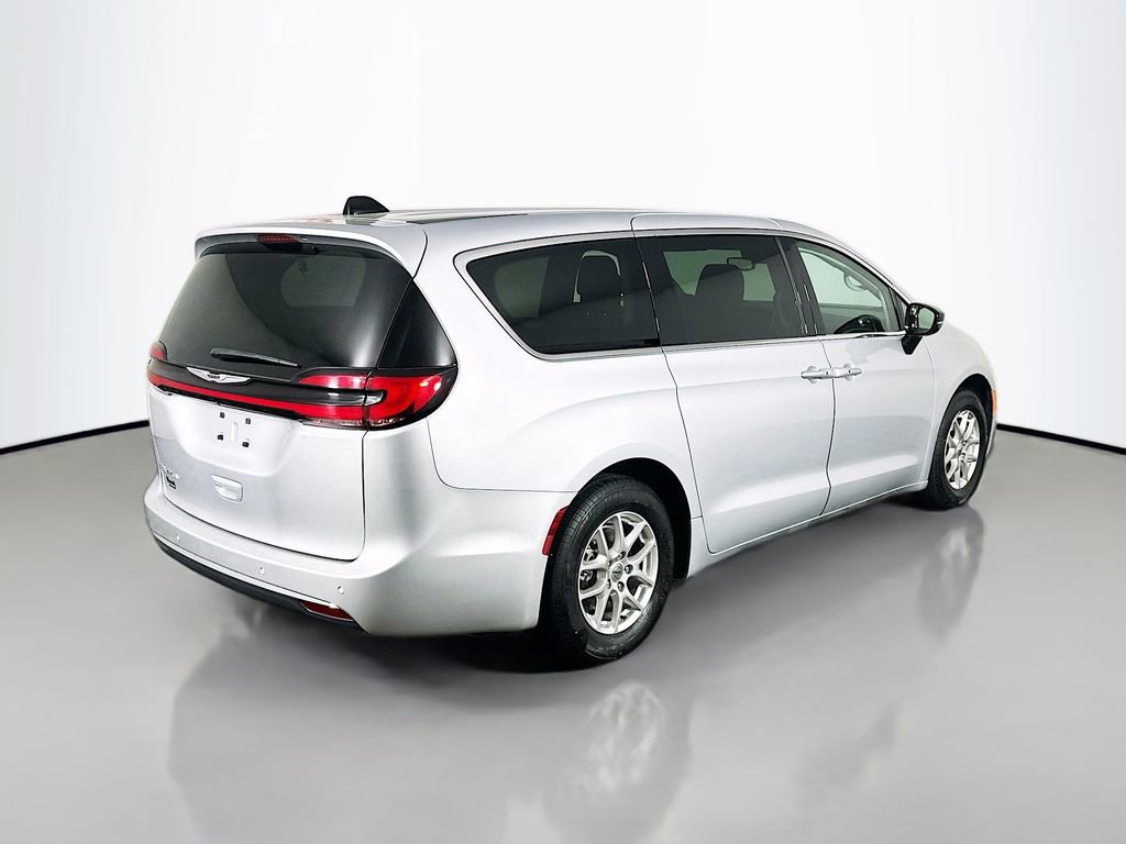 Used 2024 Chrysler Pacifica Touring-L image 7